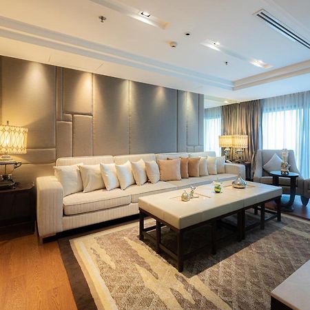 Summit Windmill Golf Suite Hotel At Suvarnabhumi Bangkok Exteriér fotografie A living room in a suite at the Shangri-La Kuala Lumpur