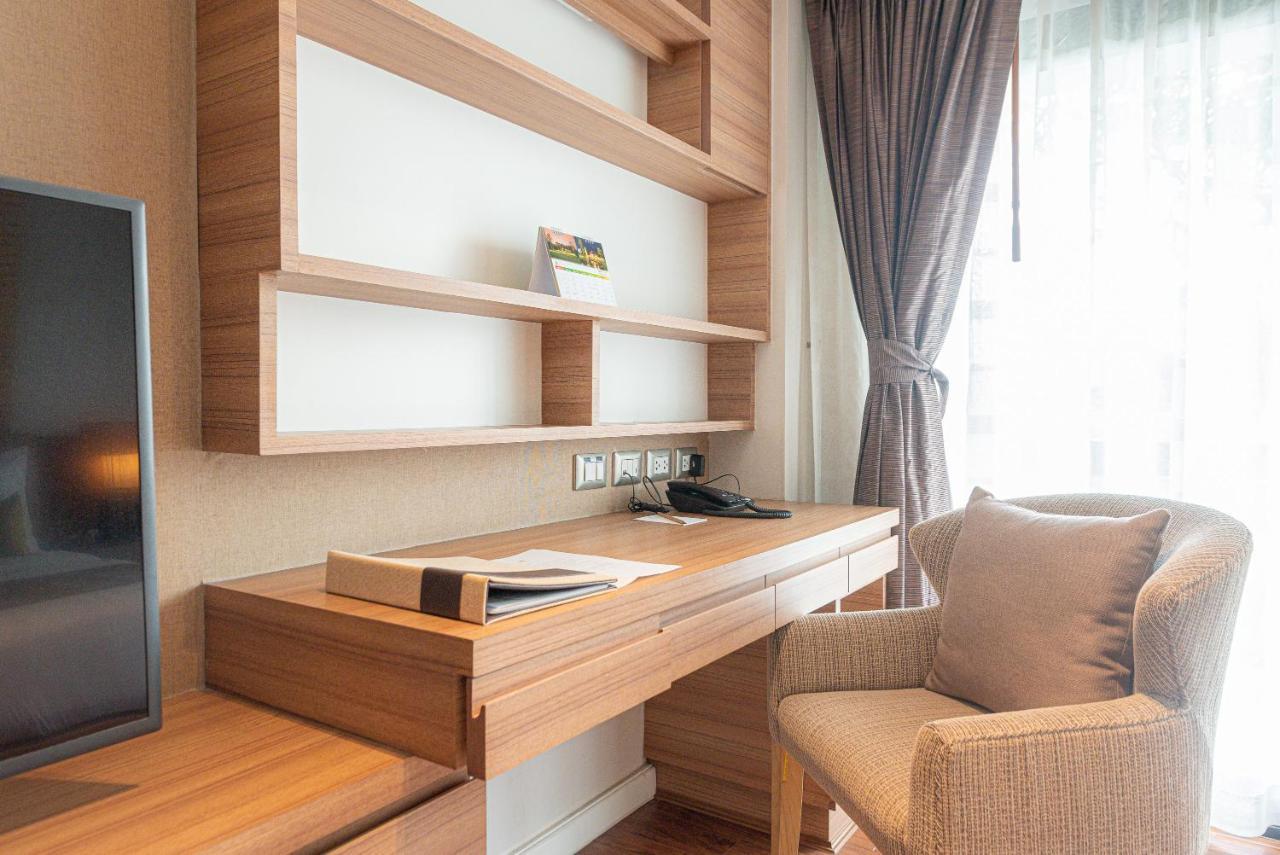 Summit Windmill Golf Suite Hotel At Suvarnabhumi Bangkok Exteriér fotografie A work desk in a hotel room
