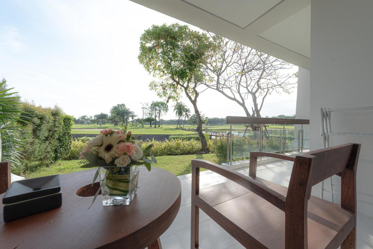 Summit Windmill Golf Suite Hotel At Suvarnabhumi Bangkok Exteriér fotografie View from a room at the hotel