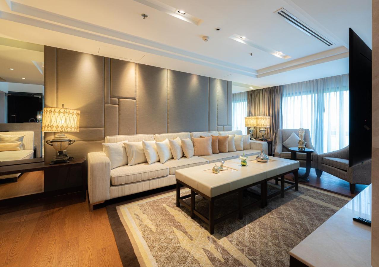 Summit Windmill Golf Suite Hotel At Suvarnabhumi Bangkok Exteriér fotografie A living room in a suite at the Shangri-La Kuala Lumpur