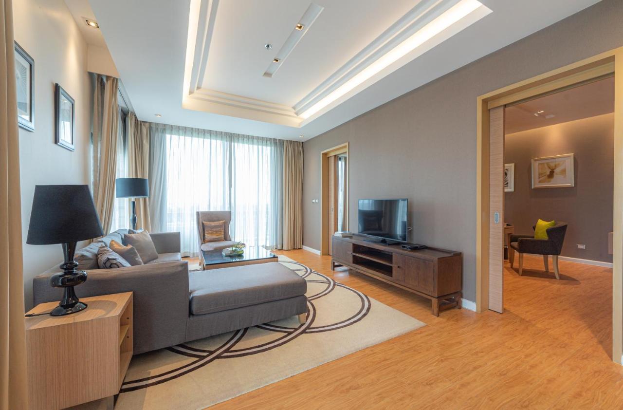 Summit Windmill Golf Suite Hotel At Suvarnabhumi Bangkok Exteriér fotografie A living room in a suite at the hotel