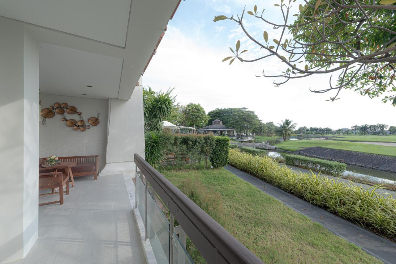 Summit Windmill Golf Suite Hotel At Suvarnabhumi Bangkok Exteriér fotografie View of the golf course from the clubhouse