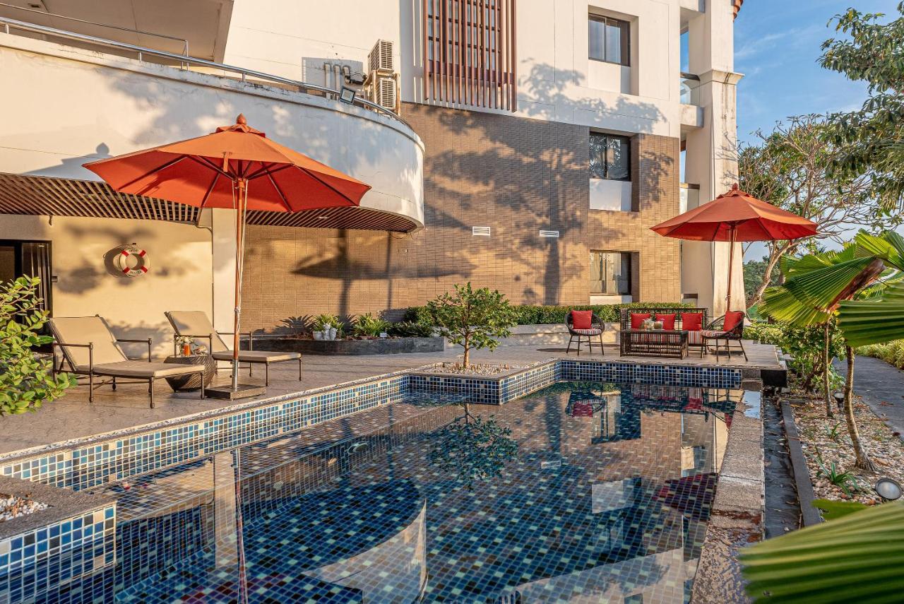 Summit Windmill Golf Suite Hotel At Suvarnabhumi Bangkok Exteriér fotografie The swimming pool at the hotel